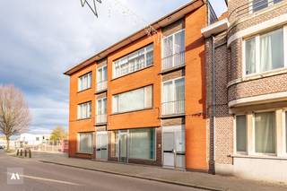 <strong>Opbrengsteigendom met handelsruimte en woonunits in Sint-Lenaarts<br /></strong><br /><em>Investeren, wonen én ondernemen op een toplocatie?<br /></em><br />Deze eigendom in het centrum van Sint-Lenaarts omvat een handelsgelijkvloers, een woning, twee appartementen en een garage. Ideaal voor investeerders of ondernemers.<br /><br /><strong>Kenmerken</strong><br />
<ul>
<li>Perceel: 381 m²</li>
<li>Bewoonbare oppervlakte: ca. 334 m²</li>
<li>Handelsruimte: ca. 75 m²</li>
<li>Garage: ca. 88 m²</li>
<li>Koer: ca. 54 m²</li>
</ul>
<strong>Ligging</strong><br />Pal in de dorpskern, op wandelafstand van winkels, horeca en scholen. Bushalte op 100 m, E19 en station Noorderkempen op 10 min.<br /><br /><strong>Pluspunten</strong><br />
<ul>
<li>Centrale ligging</li>
<li>Combinatie wonen/handelsruimte</li>
<li>Interessant investeringspotentieel</li>
</ul>
<strong>Opmerking</strong><br />Renovatieverplichting van toepassing (info: vlaanderen.be/renovatieverplichting).