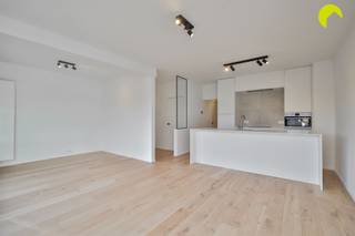 <p><span>Op een rustige locatie in Lint bieden wij u dit volledig gerenoveerd appartement (88m²) aan met 2 ruime slaapkamers en een derde tussenkamer. Het appartement is gelegen op de 2e verdieping</span></p><p><span>van een goed onderhouden gebouw. Er is geen lift!</span></p><p><span>In directe nabijheid vindt u winkels, scholen, openbaar vervoer en verbindingswegen.</span></p><p><span> </span></p><p><span>Het appartement beschikt overal over dubbele beglazing met aluminium schrijnwerk. De individuele centrale verwarming verloopt op gas (condensatie).De elektriciteit werd ook volledig</span></p><p><span>vernieuwd en is conform aan de voorschriften van het AREI. Na controle werd het appartement gecategoriseerd als asbestveilig.</span></p><p><span> </span></p><p><span>Indeling:</span></p><p><span> </span></p><p><span>We betreden het appartement in de inkomhal van het appartement. Hier is een aparte berging met aansluiting voor wasmachines.</span></p><p><span>We lopen verder door en bereiken de zeer lichte leefruimte. De combinatie van kwaliltatieve parket en tegels geven het appartement een moderne look.</span></p><p><span>De volledig geïnstalleerde keuken werd geïntegreerd in de leefruimte. Deze is voorzien van toestellen.</span></p><p><span>In de nachthal is er een apart toilet met handenwasser.</span></p><p><span> </span></p><p><span>Achteraan vinden we de slaapkamers die uitkijken op groen. Een derde tussenkamer werd voorzien met een stijlvolle stalen deur.</span></p><p><span>De vernieuwde badkamer beschikt over een inloopdouche, een 2e toilet en een badkamermeubel met lavabo en spiegelkast.</span></p><p><span> </span></p><p><span>Inclusief in de prijs een praktische kelderberging.</span></p><p><span>Voor het gebouw zijn er parkeermogelijkheden.</span></p><p><span> </span></p><p><span>Graag som ik nog even de troeven op van dit gezellige appartement:</span></p><p><span> </span></p><ul><li><span>Volledig gerenoveerd met kwalitatieve materialen</span></li><li><span>Overal dubbele beglazing met ALU schrijnwerk, cv op gas, elektriciteit conform voorschriften AREI</span></li><li><span>2 ruime slaapkamers + 3e tussenkamer</span></li><li><span>Vernieuwde keuken en badkamer</span></li></ul><p><span> </span></p><p><span>EPC 141 kWh/m² jaar (B-label)</span></p><p><span>P-score: A, G-score: A</span></p><p><span> </span></p><p><span>Voor een bezoek ter plaatse kan u ons contacteren op het nummer 03 449 42 41 of mail ons via hallo@habicom.be.</span></p><p><span>Benieuwd naar de waarde van jouw woning?  Check het gratis op <span>www.watismijnhuiswaard.be</span></span><span> </span></p><p><span> </span></p>