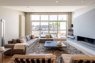 Op een topligging langs de Komvest, op wandel- en fietsafstand van het bruisende centrum van Brugge, bevindt zich deze uitzonderlijk ruime en lichtrijke woning. In de onmiddellijke nabijheid van scholen, winkels en ontspanning combineert ze het beste van stadsleven met ruimte en rust.<br /><br />Dankzij haar volume en indeling is deze woning ideaal voor wie wonen en werken wil combineren. In 1994 onderging het pand een grondige totaalrenovatie. In 2003 werd bovendien het naastliggende pand als nieuwbouw geïntegreerd in de woning, waardoor een bijzonder ruim en harmonieus geheel ontstond. <br /><br />Het souterrain biedt verschillende polyvalente ruimtes met burelen, ideaal voor het uitoefenen van een vrij beroep. Op de bel-etage vindt u twee leefruimtes, twee volledig uitgeruste keukens en toegang tot een ruim zonneterras. De verdiepingen tellen in totaal zes slaapkamers en vier badkamers. <br /><br />De zuidwestgerichte stadstuin met meerdere terrassen biedt optimale privacy. Achteraan, via de Werfstraat, bevindt zich een ruime achterbouw met dubbele garage met laadpaal en veranda. De casco-ruimte op de verdieping kan, dankzij voorziene aansluitingen, perfect ingericht worden als studio.<br /><br />Kortom, een unieke eigendom met tal van mogelijkheden zoals het uitoefenen van een vrij beroep, een kangoeroewoning of een B&amp;B.