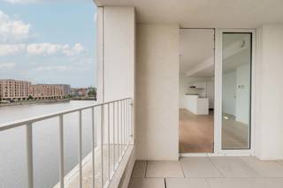 <p><span>Ontdek dit prachtige appartement met 1 slaapkamer, ideaal gelegen vlak bij het MAS en met een uitzonderlijk zicht op het water. Dankzij deze unieke ligging geniet u dagelijks van een weids uitzicht dat rust en ruimte brengt.</span></p>
<p><span>Bij het betreden van het appartement komt u in een inkomhal met plaats voor een vestiairekast voor jassen en schoenen. Hier bevindt zich eveneens een aparte gastentoilet.</span></p>
<p><span>De lichtrijke leefruimte vormt het hart van het appartement. Grote raampartijen brengen het waterzicht volledig tot zijn recht en zorgen voor een open en aangename sfeer. Aansluitend bevindt zich het ruime hoekterras, waar u in alle rust geniet van de buitenlucht en prachtige zonsondergangen.</span></p>
<p><span>De open keuken sluit mooi aan op de leefruimte en wordt geflankeerd door een praktische berging met aansluitingen voor wasmachine en droogkast.</span></p>
<p><span>De ruime slaapkamer is rechtstreeks verbonden met de en-suite badkamer.</span></p>
<p><span>Als extra troef is er de mogelijkheid om een ondergrondse parkeerplaats aan te kopen voor € 40.000.</span></p>
<p><span>De ligging is bijzonder praktisch: op wandelafstand van openbaar vervoer en alle dagelijkse voorzieningen. Recht tegenover het gebouw bevinden zich Cella en Bar Paniek, met in hetzelfde complex ook een Delhaize. Alles wat u nodig heeft ligt dus binnen handbereik.</span></p>