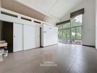 In de 3 Beuken residentie, niet ver van het centrum van Kontich, vinden we deze luxueuze service flat terug.<br />De residentie is gebouwd in 2012 en beschikt over alle moderne voorzieningen.<br /><br />Hier vind je alles terug om een zorgeloze oude dag door te brengen. Het appartement is luxueus ingericht en is zo’n 60m2 groot.<br /><br />Het bestaat uit een ruime leefruimte met afgeschermde open keuken. Daarnaast ligt de badkamer en slaapkamer met schuifdeur.<br />Het ruim terras is de kers op de taart!<br /><br />Het appartement bevindt zich op de 2e verdieping, bereikbaar met de lift en de trap.<br />De residentie zelf beschikt over een zwembad, sauna, jacuzzi, fitness centrum, cafetaria, petanque-baan, etc. Uiteraard is er ook de permanentie van het zorgpersoneel!<br /><br />Goed om te weten: dit appartement wordt ook te huur aangeboden. Formule huur-koop mogelijk, we geven je graag meer uitleg hierover tijdens een bezoek ter plaatse.<br /><br />Kom snel kijken!<br /><br />EPC : 211kWh/m2 (Label C)<br />Stedenbouwkundige inlichtingen in aanvraag Mobiscore : 8,2/10<br />G-Score : A - P-Score : A<br /><br />Dit is niet wat U zoekt ? Al gehoord van AANKOOPBEGELEIDING ? Wij zoeken, bezoeken en onderhandelen mee met U voor eigendommen die worden aangeboden door particulieren, andere makelaars, of die zelfs (nog) niet te koop staan? Hoe doen we dit? Vraag meer informatie over aankoopbegeleiding via info@dehuisleverancier.be of 0489/069.000<br /><br />de Huisleverancier : Persoonlijk, voor iedereen Service, Kwaliteit en Vertrouwen !<br />
