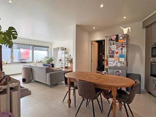 Dit gebouw heeft een vergunning als handelsruimte met woonst en is momenteel ingedeeld als 2 appartementen.<br />De woning biedt ook tal van mogelijkheden naar kangoeroewonen/zorgwonen/co-housing/... toe.<br />Het pand is uitstekend gelegen in een rustige straat doch in het centrum van Merelbeke nabij de aansluiting met de verbindingswegen, winkels, openbaar vervoer, scholen, enz.<br />Indeling:<br />Gelijkvloers met gemeenschappelijke inkomhal, <br /><u>Appartement 1</u>: woonkamer met eetplaats, zithoek, open keuken met aanhorigheden, 2 ruime slaapkamers, badkamer met wastafel en douche, apart gastentoilet.<br />Verder is er nog een gezellige koer en een ruime garage en een parkeerplaats voor de garage.<br />Bewoonbare opp: 89m<sup>2</sup> (opgemeten volgens epc).<br />EPC: 275 kWh/(m² jaar) - label C (geen renovatieverplichting).<br /><br /><u>Appartement 2</u>: Woonkamer met zithoek en eetplaats, keuken met aanhorigheden, 2 ruime slaapkamers, badkamer met douche, wastafel en toilet.<br />Bewoonbare opp: 89m<sup>2</sup> (opgemeten volgens epc).<br />EPC:  314 kWh/(m² jaar) - label D (geen renovatieverplichting).<br />Asbestattest: Asbestveilig.<br /><br />Stedenbouwkundige inlichtingen: in aanvraag 22/10/2026.<br /><br /> 