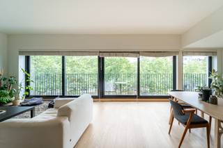 Aan de prestigieuze Amerikalei, één van de mooiste lanen van Antwerpen, vinden we dit ruim en lichtrijk appartement op de 3de verdieping terug...