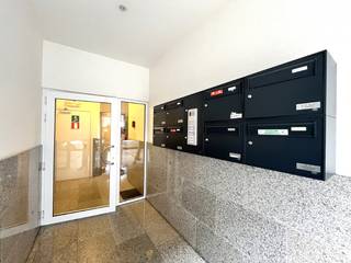 <strong>Ruim appartement met garage in het hart van Roeselare</strong><br />Op zoek naar een comfortabel appartement op een toplocatie? Dit ruime appartement, gelegen op de derde verdieping van Residentie Ieperpoort, bevindt zich in het bruisende centrum van Roeselare, op wandelafstand van winkels, horeca, openbaar vervoer en alle dagelijkse voorzieningen.<br />Via de inkomhal komt u in de lichtrijke leefruimte met gezellige eetplaats. De ruime, volledig uitgeruste keuken beschikt over alle nodige toestellen en sluit aan op een praktische berging. Verder omvat het appartement een apart gastentoilet, twee volwaardige slaapkamers en een badkamer met ligbad en lavabo. Het aangename terras vormt de ideale plek om even tot rust te komen.<br />Als extra troef is een afgesloten garage inbegrepen in de huurprijs. Ook de syndickosten zijn volledig inbegrepen, zodat u niet voor verrassingen komt te staan.<br />Beschikbaar vanaf 1 september.<br />Interesse in dit centraal gelegen en instapklare appartement? Neem vandaag nog contact op en vul uw gegevens in via Zimmo, Immoweb, Immoscoop.<br />We nemen dan snel contact op met u.