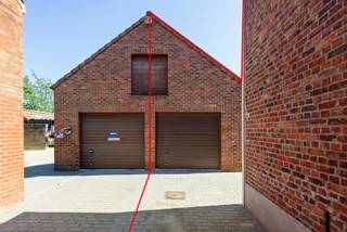 <strong>Ideaal gelegen 3-gevel woning in een rustige straat vlakbij het centrum van Sterrebeek.</strong><br />Gelijkvloers: Inkomhal, WC, ruime living met aparte zitplaats (TV hoek), ruime volledig ingerichte keuken (voorzien van airco) en met toegang naar het terras en de tuin (Zuid).<br />Eerste verdieping: Nachthal, WC, bureauruimte, 2 ruime slaapkamers elk voorzien van ingebouwde kasten en badkamer voorzien van lavabo in meubel, douche en ligbad.<br />Tweede verdieping: 2 ruime slaapkamers met ingebouwde kasten.<br />Buiten: 2 autostaanplaatsen naast de woning en ruime garage.<br />Extra info: Renovatie plicht kan gehaald worden door enkel een condensatieketel te plaatsen !