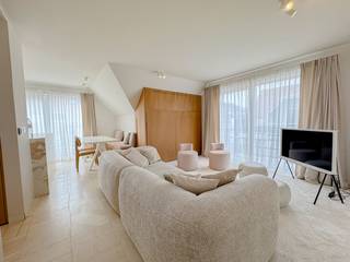 <strong>Volledig instapklaar, lichtrijk duplex hoekappartement: comfortabel wonen in het hart van Knokke</strong><br /><br />Als u binnenkomt op de benedenverdieping van de duplex, vindt u de inkomhal met een apart toilet, die toegang geeft tot een heerlijk lichte living met een open keuken. Wat fijn is, zijn de twee aangename terrasjes die naadloos aansluiten op de leefruimte – ideaal om van de buitenlucht te genieten. Er is ook een moderne douchekamer en in de living staat een stijlvol en functioneel slaapmeubel (een lollipop bed) voor twee personen. Boven bevindt zich een ruime slaapkamer met ingemaakte kasten, wat zorgt voor optimaal slaapcomfort.<br /><br />En er is zelfs de mogelijkheid om een autostaanplaats of garagebox in de nabije omgeving aan te kopen!<br />