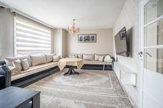 Ontdek dit gezellige tweeslaapkamerappartement op een strategische ligging, nabij alle faciliteiten en belangrijke invalswegen.
Het appartement bevindt zich op de derde verdieping van een kleinschalige mede-eigendom zonder lift. Bij het betreden van het appartement komt u terecht in de inkomhal met apart toilet. Verder beschikt het over een ruime en lichtrijke woonkamer, een aparte keuken met aansluitende wasplaats/berging, twee slaapkamers en een badkamer.
Momenteel is het appartement verhuurd.
Ideaal als investering of als eerste woning!