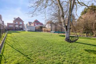 In het centrum van Lubbeek vinden we deze ruime en smaakvol afgewerkte gezinswoning met een heerlijke, zonovergoten tuin.Indeling gelijkvloers:...