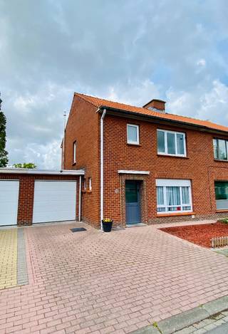 Gerenoveerde woning met EPC C , zuidgerichte tuin . Oprit voor 2 auto’s plus garage .Vernieuwde electriciteit , dubbel glas , centrale verwarming...