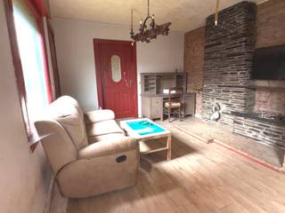 WSB-immo biedt u deze woning met uitzonderlijk potentieel aan, gelegen in een rustige straat te Londerzeel, op een ruim perceel van maar liefst ca. 660 m². Dankzij de gunstige ligging geniet u hier van een vlotte bereikbaarheid met scholen, winkels, openbaar vervoer en de A12 in de directe omgeving.

De woning beschikt momenteel over een bewoonbare oppervlakte van ca. 140 m² en omvat onder meer drie slaapkamers en een badkamer. Achteraan vindt u een diepe tuin die tal van mogelijkheden biedt voor wie op zoek is naar ruimte en privacy.

Dit pand is de ideale opportuniteit voor wie een woning volledig naar eigen smaak wil renoveren of voor investeerders die op zoek zijn naar een project met meerwaarde. Dankzij het ruime perceel en de uitbreidingsmogelijkheden zijn hier verschillende toekomstscenario’s mogelijk.

Er is reeds een renovatie-offerte beschikbaar (t.w.v. ca. €80.000), inclusief onder meer nieuwe ramen en deuren, dakwerken, isolatie en afwerking van de gevel. Na uitvoering van deze werken kan het pand aanzienlijk in comfort en energieprestatie verbeteren.

Kortom, een eigendom met karakter, ruimte en vooral veel potentieel op een interessante locatie.

Voor meer info en/of een bezoek: www.wsb-immo.be.