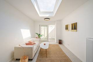 Cette charmante maison entièrement rénovée combine une disposition pratique avec le confort contemporain. En entrant, vous arrivez directement dans la cuisine ouverte et moderne, qui se connecte à la pièce de vie lumineuse avec coin salon et salle à manger. Grâce aux grandes fenêtres et à la disposition réfléchie, vous bénéficiez d'une agréable sensation d'espace. À l'arrière se trouve une cour de ville confortable où vous pourrez profiter de la vie en plein air en toute tranquillité.<br /><br />Au premier étage, vous trouverez une chambre spacieuse, la salle de bains et des toilettes séparées. Le deuxième étage accueille une deuxième chambre à part entière.<br /><br />La maison a été entièrement rénovée et bénéficie d'un label énergétique favorable B, ce qui garantit une habitation économe en énergie et confortable.<br /><br />Un autre avantage est le parc à l'arrière de la maison, qui offre un environnement verdoyant agréable et des possibilités de détente supplémentaires à proximité. Une maison idéale pour les jeunes couples, les célibataires ou les couples à la recherche d'une maison clé en main dans un endroit calme.