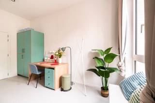 <p><span>Op zoek naar een comfortabele en instapklare studentenkamer in Leuven? </span></p><p><span>In residentie The Rise verblijf je op een centrale ligging, vlak bij het bruisende stadscentrum en op korte afstand van verschillende campussen.</span></p><p><span>De kamers zijn modern afgewerkt en voorzien van een private badkamer met douche, toilet en lavabo. Ideaal voor wie graag privacy combineert met het studentenleven. </span></p><p><span>Even nood aan ontspanning? De binnentuin biedt een rustige plek om tot rust te komen of samen te zitten met medestudenten.</span></p><p><span>Ook praktisch zit je hier goed:</span></p><ul><li><span>Overdekte fietsenberging aanwezig </span></li><li><span>Winkels, horeca en ontspanning vlakbij </span></li><li><span>Vlotte verbinding naar universiteiten en station </span></li></ul><p><span> </span></p><p><span>Kortom: een ideale uitvalsbasis voor een zorgeloze studententijd in Leuven.</span></p>