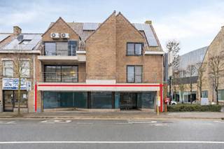 Deze handelsruimte, commercieel gelegen in de IJzerlaan, heeft een oppervlakte van 200 m² en ligt op wandelafstand van de Markt.Diverse invullingen mogelijk en ideale plek voor wie zijn eigenzaak wenst op te starten.> indeling:- de eigenlijke winkelruimte - atelier met douche- toilet- ingerichte keuken met eethoek- bureau- veranda- terras>bijzonderheden:- tegelvloer- elektrische verwarming- elektrische warm waterboiler- ook toegang via gemene delen