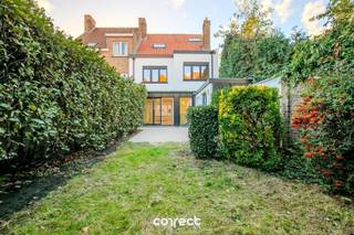 Deze statige stadswoning onderging in 2025 een totaalrenovatie. De woning werd volledig gestript en gerenoveerd naar hedendaagse normen om tot...