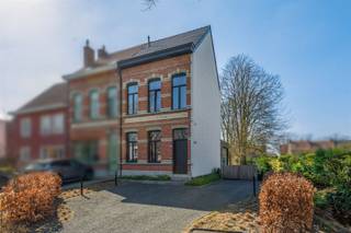 Deze karaktervolle woning met ruime en zonnige tuin is gelegen op een zeer gewilde locatie nabij het centrum van Brasschaat. IndelingU betreedt de...