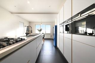 Op een perceel van maar liefst 1073 m² vindt u deze ruime gezinswoning, landelijk gelegen en omgeven door een prachtig weids uitzicht. Het...