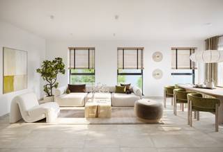 Combinez le confort de vie avec une excellente accessibilité, afin que vous puissiez profiter pleinement de votre nouvelle maison !<br /><br />EMPLACEMENT<br /><br />Faites l'expérience d'une vie optimale dans l'un des 16 appartements neufs à haut rendement énergétique du projet CARSE, situé sur la populaire Antwerpsesteenweg à Oostakker.<br />Grâce à sa situation centrale entre Gand et Lochristi et à la proximité de l'autoroute R4, vous pouvez vous rendre à Gand avec toutes ses facilités en quelques minutes. Les transports en commun, de nombreux magasins et restaurants sont également à proximité. <br /><br />PROJET ET FINITION<br /><br />Les appartements ont de 1 à 3 chambres à coucher, chacune avec une terrasse privée.<br />La finition économe en énergie assure un confort de vie optimal grâce au chauffage par le sol via une pompe à chaleur (y compris le refroidissement passif), un système de ventilation D et des panneaux solaires sur le bâtiment résidentiel. En outre, les choix de construction écologiques, la disposition efficace des pièces et l'utilisation de matériaux durables complètent l'expérience de vie. Le projet propose des équipements supplémentaires tels qu'une poubelle commune, un local à vélos et un espace vert à l'arrière, à aménager selon les souhaits des résidents. Pour plus de commodité, il est possible d'acheter une place de parking souterrain et/ou un local de stockage souterrain. <br /><br />AVANTAGE TVA DE 6<br />Bénéficiez du taux de TVA réduit de 6 %, si vous remplissez les conditions. Soyez rapide et saisissez cette opportunité unique dès maintenant !<br />Nouveau pour les investisseurs : le taux de TVA de 6 % s'applique désormais également aux achats loués pendant 15 ans (sous réserve des conditions légales applicables). Cela réduit le coût d'achat et peut améliorer considérablement votre rendement net.<br /><br />Plus d'info ? Appelez Kevin au 0476 66 55 50.<br />(Surface estimée, les photos sont des images de référence)