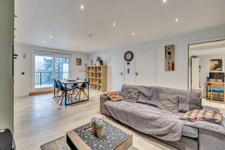 Voor meer info of een bezoek, bel 053 59 49 33 - In het centrum van Geraardsbergen vinden we dit volledig gerenoveerd appartement terug...