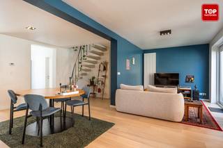Welkom in deze prachtig gerenoveerde woning (2021), waar licht, ruimte en comfort samenkomen, met een rustige, groene tuin vlak bij het bruisende stadscentrum.Deze charmante woning werd met oog voor detail en hoogwaardige materialen vernieuwd. <br /><br />De lichtrijke leefruimte is een echte blikvanger dankzij de hoge plafonds en grote schuiframen die zorgen voor overvloedig natuurlijk licht. De warme parketvloer geeft het geheel een stijlvolle en gezellige uitstraling. Aansluitend bevindt zich de zonnige stadstuin: een groene oase van rust, ideaal om te ontspannen of buiten te tafelen.<br /><br />De ruime keuken is volledig uitgerust en biedt veel kastruimte. Daarnaast is er praktische bergruimte, waaronder een inkomhal met vestiaire en een multifunctionele extra kamer, perfect als fietsenberging of bureau.De woning telt vier volwaardige slaapkamers. De master bedroom beschikt over een privatief terras. Op de eerste verdieping zijn er twee badkamers: één met bad en dubbele lavabo en één met douche en lavabo.<br /><br />Duurzaam wonen is mogelijk dankzij het gunstige EPC-label B, wat zorgt voor een lager energieverbruik en beperkte kosten.<br /><br />De ligging is een absolute troef: op wandelafstand van parken zoals Rozebroeken, Arbedpark en Bijgaardepark. Ook de Schelde en het Nationaal Park Scheldevallei liggen vlakbij. Met de fiets bereik je het centrum van Gent in 10 minuten. Scholen, winkels en openbaar vervoer (bus en station Gent-Dampoort) zijn dichtbij.<br /><br />In de buurt vind je leuke adresjes zoals Cannelle, De Roos, Boteco en Clouds in my Coffee. De wijk is rustig, kindvriendelijk en populair bij jonge gezinnen. Kortom: een instapklare, lichtrijke woning op toplocatie.<br /><br />Vrij bij akte!<br /><br />Contacteer Top Vastgoed voor een bezoek: 0475 700 700.