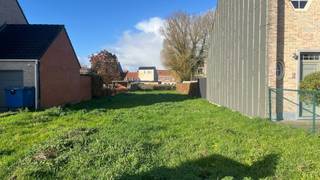 Deze bouwgrond op ca 749m2 voor HOB is zeer gunstig gelegen in de nabijheid van een gezellige dorpskern Kemzeke. Ook zijn alle winkels,...