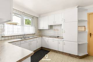We vinden deze uitstekend gelegen gezinswoning met 3 slaapkamers op perceel van circa 17 are terug te Zonhoven. Bekijk het volledige verkoopdossier op www.schraepenvastgoed.be. Naast alle informatie uit deze advertentie vindt u hier ook de professionele video, grondplannen, attesten, keuringen en andere nuttige documenten over deze eigendom.