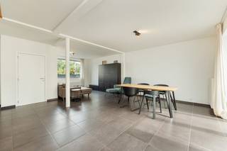 <p>Op zoek naar een hedendaagse woning waar comfort, ruimte en een stijlvolle afwerking centraal staan? Dan is deze instapklare gezinswoning absoluut een bezoek waard.<br /><br />Bij het betreden van de woning word je verwelkomd in een ruime en lichtrijke leefruimte waar grote raampartijen zorgen voor een aangename natuurlijke lichtinval. De open indeling creëert een ruimtelijk gevoel en maakt van de woonkamer en eetplaats de ideale plek om gezellig samen te zijn.<br /><br />De moderne, volledig uitgeruste keuken beschikt over een strak en tijdloos design, veel kastruimte en kwalitatieve toestellen. <br /><br />Via de leefruimte heb je toegang tot het onderhoudsvriendelijke terras, waar je in alle rust kunt genieten van een gezellige buitenruimte. Verder zijn er drie volwaardige slaapkamers aanwezig. <br /><br />De woning werd afgewerkt met duurzame materialen en neutrale kleuren, waardoor ze meteen instapklaar is en eenvoudig naar eigen smaak kan worden ingericht. De stijlvolle open houten trap vormt bovendien een echte blikvanger in het interieur.<br /><br /><u><strong>Troeven van deze woning:</strong></u><br />* Instapklaar en uitstekend onderhouden<br />* Zeer lichtrijke leefruimte<br />* Volledig uitgeruste keuken<br />* Onderhoudsvriendelijke stadstuin/terras<br />* Ruimtelijk gevoel dankzij de open indeling<br />* Grote raampartijen met veel natuurlijke lichtinval<br />* Energiezuinige en comfortabele woning<br /><br />Deze woning combineert hedendaags wooncomfort met een praktische indeling en een aangename ligging. Een ideale opportuniteit voor wie zonder zorgen wil verhuizen naar een kwalitatieve en moderne thuis.<br />Interesse? Contacteer ons vandaag nog voor meer informatie of een bezoek ter plaatse.<br /><br /><br /> </p>