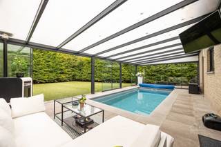 <p><span>Moderne villa met 3 slaapkamers en zwembad te Waasmunster!</span></p><p><span> </span></p><p><span>Deze charmante villa is gelegen in een </span><span>rustige woonwijk</span><span>.</span></p><p><span> </span></p><p><span>Bij het betreden van de woning komen we in de</span><span> inkomhal</span><span> dewelke voorzien is van een </span><span>praktische vestiaire kas</span><span>t en een </span><span>apart toilet</span><span>. Vanuit de inkomhal krijgen we direct toegang tot de </span><span>gezellige leefruimte</span><span> waar je in de avond een leuke sfeer en warmte kan creëren met de </span><span>elektrische kachel</span><span>. Dankzij de grote raampartijen kan je vooral genieten van </span><span>veel lichtinval</span><span>. </span></p><p><span>Aansluitend bevindt zich de</span><span> volledig geïnstalleerde open keuken</span><span> dewelke is uitgerust met een vaatwasser, combi-oven, inductiekookplaat, dampkap en een ingebouwde koelkast.</span></p><p><span>Naast de keuken is er een </span><span>praktische berging</span><span> aanwezig dewelke perfect is ingericht als wasplaats met </span><span>aansluitingen voor wasmachine en droogkas</span><span>t.</span></p><p><span> </span></p><p><span>Vanuit de leefruimte komen we in de </span><span>glazen veranda</span><span> met een </span><span>verwarmde zwembad</span><span> en een </span><span>pelletkachel</span><span>. Dankzij de doordachte </span><span>verlichting</span><span> geniet je hier ook 's avonds van een unieke en gezellige ambiance. De veranda is voorzien van </span><span>glazen schuifdeuren</span><span> die u volledig kunt openschuiven, wat zorgt voor een </span><span>naadloze overgang naar de tuin</span><span>, waar eveneens </span><span>tuinverlichting</span><span> aanwezig is. </span></p><p><span>Op het gelijkvloers is er een extra</span><span> multifunctionele ruimte</span><span>. Deze wordt momenteel gebruikt als tweede living, maar is ook uitermate geschikt als bureau of speelkamer. </span></p><p><span> </span></p><p><span>Op de eerste verdieping bevinden zich de</span><span> 3 slaapkamers</span><span>, waarvan 1 grote met een aansluitende dressing en 2 kleinere kamers.</span></p><p><span> </span></p><p><span>Er is een </span><span>ruime badkamer</span><span> beschikbaar met een jacuzzi-bad, een inloopdouche en een dubbele wastafel.</span></p><p><span>Ook hier is er een apart toilet voorzien.</span></p><p><span> </span></p><p><span>Het huis werd volledig gerenoveerd en beschikt over</span><span> 18 zonnepanelen</span><span>. </span></p><p><span>Voor een optimaal veiligheidsgevoel is de woning uitgerust met een </span><span>alarmsysteem en camerabewaking</span><span> buiten. </span></p><p><span> </span></p><p><span>Troeven:</span></p><p><span> </span></p><p><span>- EPC A</span></p><p><span>- Elektriciteit conform</span></p><p><span>- Ledverlichting</span></p><p><span>- Zonnepanelen</span></p><p><span>- Carport</span></p><p><span>- Airco</span></p><p><span>- Elektrische poort</span></p><p><span>- Alarmsysteem met camera's</span></p><p><span>- Zwembad</span></p><p><span> </span></p><p><span>Vrijblijvend advies met gratis schatting van uw eigendom? Neem gerust contact met ons op! </span></p><p><span> </span></p><p><span>Jessica Wojcik</span></p><p><span><span>Jessica@homeforyou.be</span></span></p><p><span>+32 488 24 97 20</span></p><p><span>7/7 bereikbaar</span></p><p><span> </span></p>