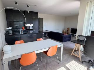 Appartement gelegen in rustige nieuwbouwwijk, op wandelafstand van de tramhalte, nabij winkels, scholen, ... Het appartement is gelegen op de tweede verdieping en heeft volgende indeling: inkomhal, toilet, wasplaats/berging, lichtrijke woonkamer met zonnig terras, eetplaats, geïnstalleerde keuken met ontbijthoek, toestellen (oven, frigo, diepvriezer, vaatwasser, kookplaat, dampkap). Verder zijn er nog twee slaapkamers en een badkamer met ligbad/douche + lavabo meubel. In de ondergrondse verdieping hoort er nog een privatieve kelder en privatieve autostaanplaats bij. Uitstekende EPC score, laag energieverbruik! Startdatum contract tussen 01/09 en 31/10. Huurprijs 930 euro/maand (incl. autostaanplaats) + 50 euro/maand gemeenschappelijke kosten. Geschikt voor een koppel of alleenstaande. Lift aanwezig in het gebouw + rolstoellift aan ingang.