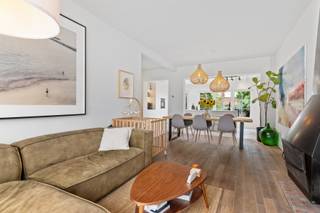Een instapklare halfopen woning waar licht, hedendaags wooncomfort en een groene tuin mooi samenkomen. De woning werd recent en met zorg gerenoveerd, met aandacht voor duurzame, kwaliteitsvolle materialen en een verzorgde afwerking. Vooral de open leefruimtes, de lichtrijke keuken en de bijzonder private westgerichte tuin geven de woning een warme, rustige woonbeleving.<br /><br />De Laarsebaan biedt daarbij een interessante combinatie van bereikbaarheid en dagelijks comfort: scholen, winkels en openbaar vervoer bevinden zich in de onmiddellijke omgeving, met onder meer een basisschool en een halte van De Lijn in de straat. Ook de groene en recreatieve mogelijkheden van Merksem, waaronder het Fort van Merksem en verschillende parken en speelzones, liggen vlot binnen bereik. Tegelijk is er een goede aansluiting richting Antwerpen en de omliggende gemeenten.<br /><br /><strong>Indeling</strong><br />De ruime oprit biedt voldoende parkeergelegenheid en leidt naar de praktische garage.<br /><br />Via de inkomhal met afzonderlijk gastentoilet bereikt u het leefgedeelte.<br />Vooraan bevindt zich de woonkamer, die op een natuurlijke manier overloopt in de centraal gelegen eetruimte. Van hieruit opent de woning zich verder naar de tuinzijde, waar de keuken zich over de volledige breedte uitstrekt.<br />Net daar komt één van de sterkste eigenschappen van de woning mooi tot uiting: grote raampartijen en bijkomend licht van bovenaf maken van de keuken een bijzonder heldere leefruimte, met het groen voortdurend in het zicht.<br />De keuken staat rechtstreeks in verbinding met de garage én met het gezellige terras, waardoor binnen en buiten op een vanzelfsprekende manier in elkaar overvloeien.<br /><br />Achteraan wacht een verrassend groene en beschutte tuin. De <strong>westelijke oriëntatie</strong> laat u hier volop genieten van de namiddag- en avondzon, terwijl de volwassen beplanting voor bijzonder veel privacy zorgt.<br /><br /><strong>Eerste verdieping</strong><br />Op de eerste verdieping bevinden zich twee volwaardige slaapkamers.<br />De badkamer aan de tuinzijde is voorzien van een ligbad en dubbele lavabo en geniet van een aangenaam groen uitzicht. Daarnaast is er een tweede badkamer met douche in bad, toilet en lavabo. Op de overloop werd bovendien een praktische nis voorzien.<br /><br /><strong>Zolder</strong><br />De volledig ingerichte zolderverdieping biedt nog een royale bijkomende kamer en leent zich uitstekend als master bedroom, maar kan evengoed dienstdoen als bureau-, hobby- of logeerruimte.<br />Tot slot beschikt de woning over een kelder en kruipruimte.