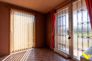 <p>Gelijkvloerse woning met interessante renovatiemogelijkheden<br /><br />Op de Olenseweg in Geel bevindt zich deze te renoveren gelijkvloerse woning uit 1974, gelegen op een mooi ruim en rechthoekig perceel. Dankzij haar praktische indeling, de raampartijen en de directe verbinding met de tuin geniet de woning van een aangenaam ruimtelijk gevoel, ondanks haar compacte woonoppervlakte.<br /><br />De woning omvat een inkomhal, leefruimte, keuken, berging/wasplaats, badkamer en 3 slaapkamers. Ze biedt een uitstekende basis voor wie op zoek is naar een renovatieproject dat volledig naar eigen smaak en hedendaagse woonnormen kan worden ingericht.<br /><br />De ruime tuin biedt tal van mogelijkheden voor gezinnen, tuinliefhebbers of wie graag geniet van rust en privacy. Achteraan grenst het perceel aan agrarisch gebied, wat zorgt voor een blijvend open uitzicht en een bijzonder gevoel van ruimte en groen.<br /><br />De ligging combineert een vlotte bereikbaarheid met de landelijke rust.<br /><br />Deze eigendom biedt een uitstekende opportuniteit voor wie op zoek is naar een woning met een eigentijds karakter, een ruime tuin en de mogelijkheid om een eigen thuis te creëren op een landelijke locatie.<br /><br />Bel vandaag nog voor een bezichtiging!</p>