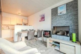 Op wandelafstand van het strand en de zee, vindt u dit prima onderhouden en volledig gemeubeld tweeslaapkamer appartement met 2 ruime terrassen in Park Atlantis. Het appartement is gelegen in een prachtig groene omgeving en bevindt zich op het gelijkvloers in de residentie 'Iris'. Vanuit het appartement heeft u een open uitzicht op de tuin. Park Atlantis voorziet in tal van faciliteiten (o.a. speeltuintjes, wandelpaden, petanqueveld,...) en garandeert u een rustig verblijf met voldoende parkeergelegenheid.Omvat: een lichtrijke woonkamer met moderne en ingerichte open keuken, een ruim en zonnig terras met open zicht en een volledig vernieuwde badkamer met inloopdouche, lavabo en toilet. Aan de overzijde van de gemeenschappelijke gang bevinden zich twee comfortabele slaapkamers waarvan 1 met kwalitatief tweepersoonsbed. Beide slaapkamers geven uit op een ruim tweede terras.TROEVEN:- gratis parkeergelegenheid voor het gebouw- volledig vernieuwd app. met nieuwe waterleiding + elektriciteit- 2 terrassen met prachtig open zicht- elektriciteit conform gekeurd- wordt gemeubeld verkocht (nieuwe meubelen)- aparte private berging inbegrepen- groene en rustige liggingDit appartement kan uw ideale vakantieverblijf zijn aan onze kust of uw perfecte investering.Domicilie niet toegestaan.Er geldt geen renovatieverplichting, omdat het gebouw vastgesteld bouwkundig erfgoed is.📞 Contacteer Lorenzo voor een bezoek: 0492 08 08 08 – lorenzo@correctvastgoed.be👉 Online schattingstool: https://www.correctvastgoed.be/schatting