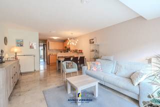 Op wandelafstand van de duinen en de zee, bevindt zich dit verzorgde gelijkvloers appartement met één slaapkamer. U geniet hier van een...