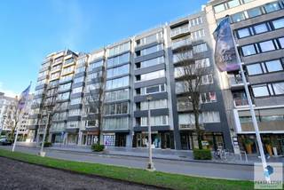 Goed gelegen en ruim 2-slaapkamerappartement op de 2de verdieping met zijdelings open zicht, vlak bij het Casino en het Leopoldpark! <br />Indeling: inkomhal met vestiairekast, apart toilet, ruime en lichtrijke woonkamer, volledig ingerichte keuken met berging en toegang tot het terras, badkamer met lavabo en inloopdouche, 2 slaapkamers met terras. <br /><br />Troeven: <br />- Bewoonbare oppervlakte: 90 m² <br />- Zijdelings open zicht <br />- Gelegen op een toplocatie nabij het Casino en het Leopoldpark <br />- Gevel wordt nog vernieuwd <br />- EPC: 250 kWh/m² (UC: 2013894) <br /><br />Stedenbouwkundige inlichtingen: in aanvraag <br /><br />Disclaimer: De 3D-render van de gevel die in deze aanbieding worden gepresenteerd, dienen uitsluitend ter illustratie en weergave van het pand. <br /><br />Contacteer PERSPECTIEF VASTGOED – 7 op 7 bereikbaar – voor meer informatie of een bezoek.<br />Bel 050/550.750 of mail naar info@perspectiefvastgoed.be.