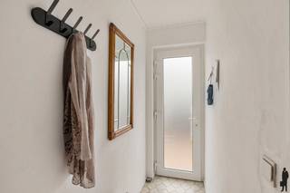 <p><strong>Charmante gerenoveerde rijwoning met zij-ingang en tuin in centrum Essen.</strong></p>
<p>Deze verzorgde en gerenoveerde rijwoning is <strong>centraal gelegen in Essen</strong> en combineert een praktische indeling met hedendaags comfort. De woning werd in <strong>2025 grondig aangepakt</strong> en beschikt over een gezellige tuin, zijingang en tal van energetische verbeteringen.<br />Dankzij de ruime leefruimtes, meerdere slaapkamers en extra bergruimtes is dit een ideale gezinswoning voor wie centraal én rustig wil wonen.</p>
<p><strong>Gelijkvloers<br /></strong>-<strong> Inkomhal</strong> met geïsoleerd ganggedeelte<br />- Gezellige en lichtrijke <strong>leefruimte<br /></strong>- Vernieuwde <strong>keuken</strong> voorzien van een inductiekookplaat, combi-oven, vaatwasser en dampkap<br />- Praktische <strong>wasplaats/berging</strong> aansluitend aan de keuken<br />- Moderne <strong>badkamer</strong> uitgerust met een douche, enkele lavabo en toilet<br />- Ruime <strong>kelder</strong> van ca. 4 m²<br />- Zij-ingang met rechtstreekse toegang naar tuin en terras<br />- Nieuwe <strong>PVC-ramen</strong> met <strong>dubbele beglazing<br /></strong>- Nieuwe voor- en achterdeur<br />- Vloeren afgewerkt in <strong>laminaat</strong>, <strong>vinyl</strong> en tegels in de wasruimte<br />- Verwarming via <strong>pelletkachel<br /></strong>- Radiatoren reeds voorzien<br />- <strong>Elektrische boiler</strong> voor warm water</p>
<p><strong>Eerste verdieping<br /></strong>- <strong>2 slaapkamers<br /></strong>- Extra kamer ideaal als <strong>bureau</strong>, dressing of hobbyruimte<br />- Praktische <strong>bergzolder</strong> bereikbaar via luik<br />- Vernieuwd en geïsoleerd dak<br />- Volledig geïsoleerde muren, dak en vloer</p>
<p><strong>Tuin<br /></strong>- Aangename <strong>tuin<br /></strong>- Groot <strong>terras<br /></strong>- <strong>Serre<br /></strong>- Praktische <strong>tuinberging</strong> <em><br /></em>- Handige <strong>zij-ingang</strong></p>
<p><strong>Bijzonderheden<br /></strong>- <strong>Centrale ligging</strong> nabij winkels, scholen en openbaar vervoer<br />- Instapklare woning met recente renovaties<br />- Veel energetische verbeteringen uitgevoerd<br />- Flexibele indeling met bureau- of dressingruimte<br />- Interessante gezinswoning met tuin en extra bergruimte<br /><br />Bent u op zoek naar een <strong>centraal </strong>gelegen woning, een gezellige <strong>tuin </strong>en een praktische indeling? Dan is deze <strong>charmante </strong>woning in Essen absoluut een bezoek waard. Contacteer ons gerust voor meer informatie of een bezoek ter plaatse.</p>