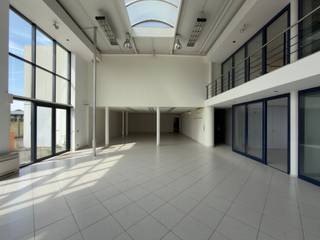 Dit functionele bedrijfsgebouw is uitstekend gelegen in Deinze, op slechts 1 km van de E17. Dankzij deze strategische ligging geniet u van een vlotte verbinding naar Kortrijk, Gent en Antwerpen.<br /><br />Op het gelijkvloers bevindt zich een lichtrijke B2B-showroom van ca. 100 m², voorzien van een lichtstraat die zorgt voor een aangename natuurlijke lichtinval. De kantoorruimte heeft een totale oppervlakte van ca. 230 m², verdeeld over het gelijkvloers en de eerste verdieping. Deze is ingericht met afzonderlijke burelen, sanitair en een kitchenette.<br />Daarnaast beschikt het gebouw over een magazijn van ca. 685 m² met een vrije hoogte van 5 meter en een sectionaalpoort, waardoor het geschikt is voor diverse logistieke en industriële activiteiten.<br /><br />Aan de zijkant van het gebouw zijn bovendien ruime parkeerfaciliteiten voorzien voor medewerkers en bezoekers. Onmiddellijk beschikbaar.<br /><br />Contacteer Henry Van Tornhout voor bijkomende inlichtingen of een vrijblijvend plaatsbezoek via 0474 13 37 93 of via henry@kmovastgoed.be<br />