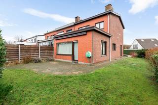 We treffen deze op te frissen halfopen woning op de hoek van de Vijverlaan en de Strepestraat, in een rustige en kindvriendelijke wijk...