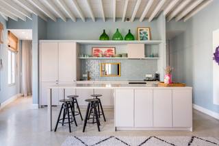 <p>PLAN UW BEZOEK VIA VOLGENDE LINK: https://listed.mijnhuurprofiel.be/whise/7622330</p>
<p>Ontdek dit charmante en lichtrijke bemeubeld appartement met twee slaapkamers, gelegen op een absolute toplocatie aan de Sint-Jansvliet, vlakbij de Scheldekaaien. Dit appartement combineert comfortabel wonen met de levendigheid van de stad, vlak bij gezellige restaurants, winkels en openbaar vervoer.</p>
<p>Bij het binnenkomen word je meteen ondergedompeld in een warme, uitnodigende sfeer. De ruime leefruimte baadt in natuurlijk licht en vormt de perfecte plek om te ontspannen of gasten te ontvangen. Aansluitend vind je een volledig uitgeruste keuken met kwalitatieve inbouwtoestellen waar koken een plezier wordt.</p>
<p>Het appartement is smaakvol ingericht met kleurrijke, karaktervolle meubels die meteen sfeer brengen. De levendige accenten en doordachte combinaties geven de ruimte een unieke, gezellige uitstraling.</p>
<p>Het appartement beschikt over twee volwaardige slaapkamers, ideaal voor een koppel, klein gezin of als combinatie van wonen en thuiswerken. De badkamer is voorzien van een inloopdouche en ruime lavabo.</p>
<p>kortom, een plek waar stijl, comfort en locatie perfect samenkomen</p>
<p>Huurprijs: 1.650,00 EUR/maand<br />Kosten: 250,00 EUR/maand (incl. nutsvoorzieningen)<br />Beschikbaarheid: onmiddellijk</p>
<p>Interesse?<br />Contacteer LISTED voor een bezoek: +32 3 283 51 51.</p>