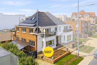 Kijkdag zaterdag 7 maart tussen 14-16u, op afspraak!Op een steenworp van de duinen en het centrum van Wenduine bevindt zich deze prachtige halfopen...