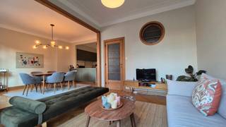 Dit ruime en lichtrijke appartement van ca. 118 m² bevindt zich op de tweede verdieping van een karaktervol en uitstekend onderhouden gebouw...