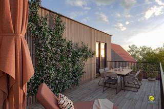 <p><span>In het centrum van Mortsel verrijst het nieuwbouwproject Evergreen!</span></p><p><span> </span></p><p><span>Het project omvat maar liefst 16 energiezuinige, moderne appartementen, verspreid over twee gebouwen rond een ruime en rustige binnentuin.</span><span><br /></span><span>Evergreen is een toonbeeld van duurzaam en comfortabel wonen, waarbij milieuvriendelijke oplossingen centraal staan.</span><span><br /></span><span>Bewoners profiteren hier van een toekomstgerichte leefomgeving die innovatie en leefkwaliteit perfect combineert.</span></p><p><span> </span></p><p><span>Dit appartement met twee slaapkamers en een oppervlakte van ongeveer 110 m² is gelegen op de derde verdieping van blok A aan de Liersesteenweg 212 in Mortsel.</span></p>