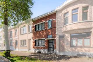 <p><span>Instapklare eengezinswoning met 3 slaapkamers en prachtige tuin op toplocatie.</span></p><p><span>Deze woning is rustig gelegen in een groene, residentiële buurt van Wilrijk en combineert een aangename woonomgeving met een uitstekende bereikbaarheid naar Antwerpen.</span></p><p><span>In de directe omgeving vindt u winkels, scholen en openbaar vervoer, evenals verschillende parken en groene zones voor ontspanning en recreatie. De buurt is bovendien kindvriendelijk en bijzonder aangenaam om te wonen.</span></p><p><span>Dankzij de vlotte verbindingen naar belangrijke invalswegen geniet u hier van een ideale combinatie van rust, comfort en bereikbaarheid.</span></p><p><span> </span></p><p><span>Indeling<br /><br />Gelijkvloers</span></p><p><span> </span></p><p><span>- Een centrale inkomhal die toegang verleent tot de kelder, 1ste verdieping, leefruimte en keuken. </span></p><p><span>- Een ruime leefruimte met veel lichtinval die aansluit op de open keuken en de veranda. </span></p><p><span>- De keuken werd vernieuwd in 2010 en is voorzien van alle toestellen. </span></p><p><span>- Aansluitend bevind zich de veranda, ideaal om in het tussen seizoen te genieten van het prachtige uitzicht op de tuin. Ook bevind zich hier aansluiting wasmachine/droogkast en het gastentoilet. </span></p><p><span>- Een prachtig onderhouden west-gerichte tuin. Ideaal om te genieten in de zomer periode.<br /><br /></span><span>1ste Verdieping<br /><br /></span><span>- Op de eerste verdieping bevinden zich 3 slaapkamers waarvan 1 12,5m en 2 van 10,5m².</span></p><p><span>- Ook bevindt zich hier de badkamer die werd vernieuwd in 2018 en is voorzien van inloopdouche, lavabo, bidet en handdoekdroger. </span></p><p><span> </span></p><p><span>Extra</span></p><p><span> </span></p><p><span>Een droge kelder van 30m². </span></p><p><span>Overal rolluiken en vliegenramen voorzien.</span></p><p><span> </span></p><p><span> </span></p>