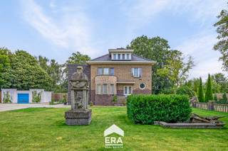 <p>Deze villa is gelegen op een centrale locatie in Peer, met goede verbindingen naar Pelt, Oudsbergen, Bree en Hechtel. De woning bevindt zich op wandelafstand van scholen, winkels, parken, gezellige horecazaken, en de sfeervolle historische stadskern van Peer.<br /><br />Villa Hugo is een ruime, totaal gerenoveerde villa met een woonoppervlakte van 325 vierkante meter. Deze villa beschikt over 5 slaapkamers en 2 badkamers, en is volledig vernieuwd met gedetailleerde afwerkingen en hoogwaardige materialen. Omgeven door een prachtige, omheinde tuin van 30 are, biedt deze villa zowel luxe als privacy. Op het domein bevinden zich een garage en een grote polyvalente ruimte die kan dienen als poolhouse of atelier. Historische betonnen beelden sieren de tuin en herinneren aan het originele bouwjaar.<br /><br />De woning is recent volledig gerenoveerd met duurzame technieken, wat heeft bijgedragen aan het behalen van een EPC B-label. Het huis is uitgerust met een centraal stofzuigsysteem en is gedeeltelijk onderkelderd<strong>.</strong></p>
<p><strong>Troeven:</strong></p>
<ul><li><strong>Woonoppervlakte:</strong> met een bewoonbare oppervlakte van <strong>325 m²</strong>, 5 slaapkamers en 2 badkamers.</li><li><strong>Ruime Tuin</strong>:Volledig omheinde tuin van 30 a en 80 ca met historische beelden en 2 private oprijlanen.</li><li><strong>Polyvalente ruimte:</strong> De grote polyvalente ruimte kan dienen als tuinkamer alsook voor diverse andere toepassingen.</li><li><strong>Hoogwaardige renovatie:</strong> Met aandacht voor detail werd &quot;Villa Hugo&quot; terug gerenoveerd met kwalitatieve materialen.</li></ul>
<p>Kom en ontdek de luxe en het karakter van &quot;Villa Hugo! Neem snel contact voor een bezoek via het nummer 089 46 48 63 of via impact@era.be</p>
