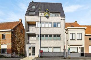 Instapklaar duplexappartement met 3 slaapkamers (105m²) Dit betreft een trendy appartement gelegen in een kleine residentie van 4 appartementen,...