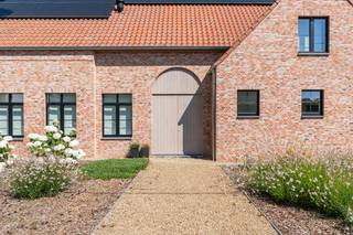 Ruime, toekomstgerichte villa met unieke mogelijkheid tot kangoeroewonen, in Lichtaart<br /><br />Gesitueerd op een riant perceel van 22a 76ca tussen de dorpskernen van Lichtaart en St-Jozef-Olen, bevindt zich deze uiterst energiezuinige nieuwbouwvilla. Met pretpark Bobbejaanland aan de overkant van de straat geniet u hier van een unieke dynamiek en de ideale uitvalsbasis voor de kinderen zodra ze zich vervelen.<br /><br />Het pand blinkt uit in ruimte en flexibiliteit. De indeling is perfect geschikt als kangoeroewoning of als royale gezinswoning: zowel de gelijkvloerse verdieping als de bovenverdieping beschikken over een eigen lichtrijke woonkamer, een open keuken, comfortabele slaapkamers en een elegante badkamer. Grote raampartijen bieden overal een prachtig uitzicht op de aangelegde tuin en het achterliggende groen. Een overdekt terras, dubbele garage en ruime berging maken het comfort compleet.<br /><br />Met een superieur A+ label is de villa volledig klaar voor de toekomst dankzij een warmtepomp, zonnepanelen, een thuisbatterij en een laadpaal.<br /><br />Een zeldzame en veelzijdige opportuniteit.<br /><br />Bestuursmaatregelen in het maatregelenregister: nee