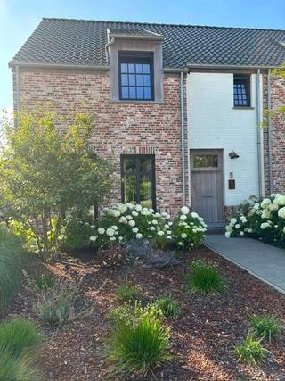 🏡✨ TE KOOP IN KONINKSEM – TONGEREN ✨🏡
🔥 INSTAPKLAAR | EPC A | 10 ZONNEPANELEN | IBIZA-STYLE TUINKAMER | €485.000+
Droom je van een instapklare, energiezuinige woning met karakter, rust én privacy?
Dan is deze prachtige halfopen bebouwing uit 2019 misschien wel jouw nieuwe thuis! 🤍
🌿 Landelijke stijl – perfect onderhouden – rustig gelegen – vlak bij alle voorzieningen.
⭐ Waarom deze woning eruit springt:
🏠 3 slaapkamers + dressing/bureau
🛏️ Mogelijkheid tot 4de slaapkamer op de ruime zolder
🔥 Vloerverwarming op het gelijkvloers
☀️ EPC-label A + 10 zonnepanelen
🌳 Onderhoudsvriendelijke tuin met veel privacy
💫Unieke Ibiza-style tuinkamer/lounge – ideaal als home office of ontspanningsruimte
🚿 Badkamer met bad & inloopdouche
🍳 Uitgeruste keuken met SMEG 6-pits gasfornuis & oven
💧 Regenwaterput van 5.000 liter
📡 Glasvezel voor supersnel internet
🪟 PVC-ramen met dubbele beglazing
🧺 Praktische wasplaats
🌞 Ruim betegeld terras
🏡 Ruime tuinberging
📍 Ligging:
Rustig en landelijk wonen in Koninksem (Tongeren), maar toch op een steenworp van de belangrijkste voorzieningen. De ideale combinatie van rust, comfort en bereikbaarheid.
💶 Deze woning wordt aangeboden VANAF €485.000.
Het bod wordt bij de notaris ingediend in een gesloten envelop. Bij de bezichtiging overhandigen wij het daarvoor bestemde formulier.
🛋️ Meubels kunnen tegen een voor ons aanvaardbare prijs worden overgenomen.
📩 Interesse?
Stuur ons een privébericht of email ons, met vragen of een bezichtiging.