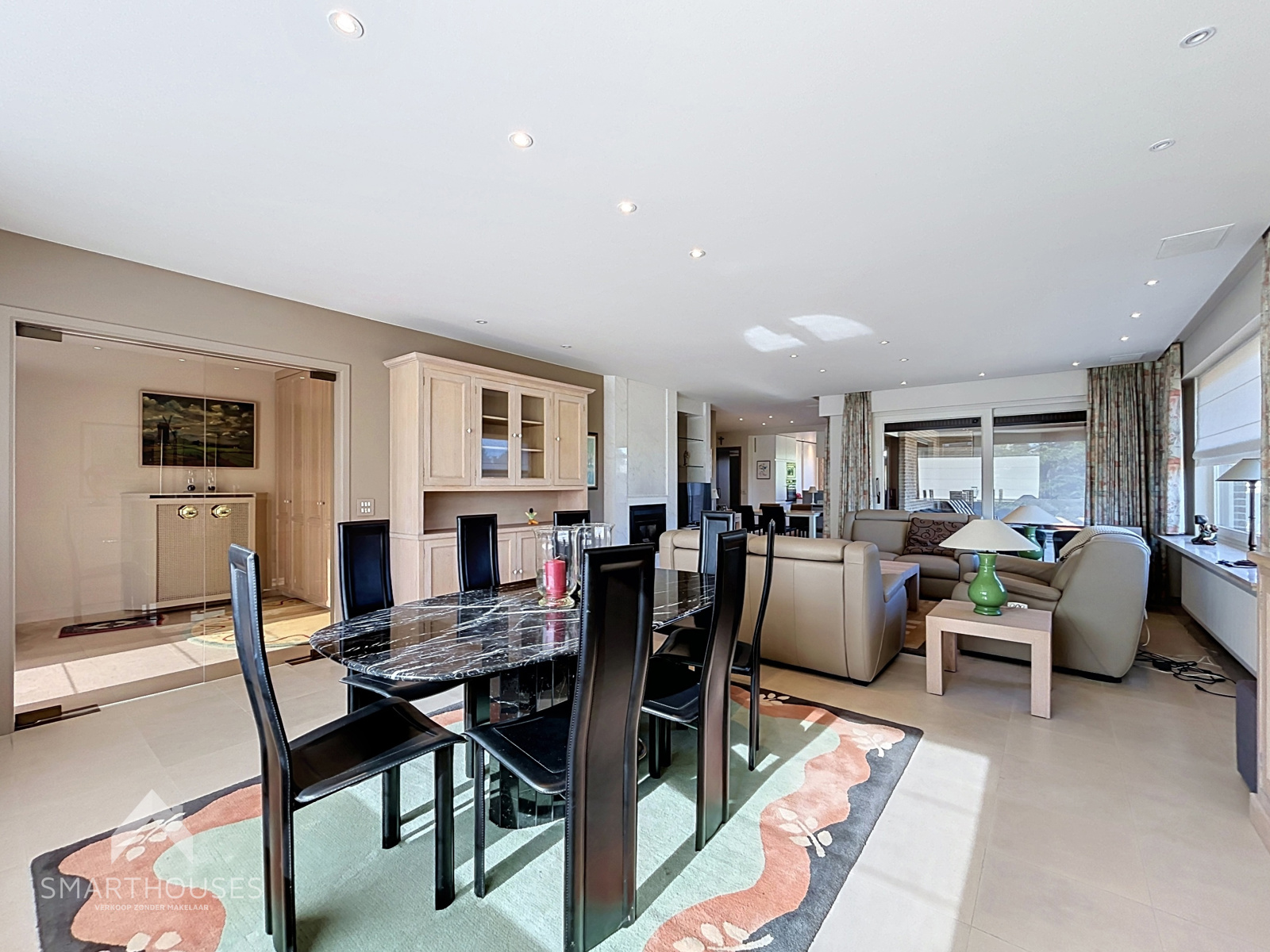 Residentieel gelegen villa met 4 slaapkamers en 3 garages. - foto 5
