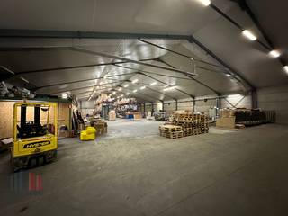 Praktische open opslagruimte van +/- 1.000 m² te huur. De gedeelde loods (25 x 40 m) is toegankelijk via een automatische sectionaal poort (4 m B...