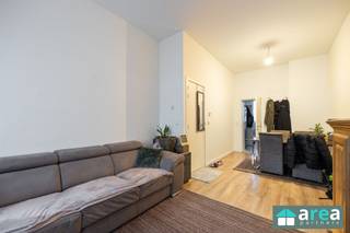 <p><span>Dit instapklaar 2 slaapkamer appartement op het gelijkvloers maakt deel uit van een kleinschalig gebouw bestaande uit 4 units zonder lift. Het is gelegen in een opkomende en bruisende buurt in Antwerpen Noord, dichtbij het Park Spoor Noord alsook verschillende commerciële straten. Omwille van de centrale ligging en het openbaar vervoer, ben je zo in het centrum van Antwerpen!</span></p><p><span> </span></p><p><span>Ideaal om er zelf in te trekken of als investering!</span></p><p><span> </span></p><p><span>Grootste troeven:</span></p><p><span>-Zeer centrale doch rustige locatie</span></p><p><span>-Verhuurde unit (huidige huuropbrengsten €875/mnd)</span></p><p><span>-Rendement van 5,38%! </span></p><p><span>-Gunstig EPC (271kWh/m²/jaar) + conforme elektrische keuring!</span></p><p><span>-Geïsoleerd dak!</span></p><p><span>-Aparte meters (water, gas &amp; elektriciteit)</span></p><p><span> </span></p><p><span>Indeling: </span></p><p><span>Ruime leefruimte (22 m²) met aansluitend een volledig geïnstalleerde keuken. Vanuit de keuken is er toegang tot het aparte toilet, waar zich ook de aansluitingen voor wasmachine en droogkast bevinden. Beide ruimtes geven uit op de gezellige stadskoer (10 m²). Achteraan het appartement bevindt zich de eerste slaapkamer met badkamer (samen 12 m²). Via de trap bereikt men de tweede slaapkamer op de eerste verdieping, eveneens met een eigen badkamer (samen 13 m²). beide kamers zijn uitgerust met een douche.</span></p><p><span> </span></p><p><span>Voor meer informatie kan u terecht bij Area Partners. INFO@area.be of 03/284.60.60</span></p>