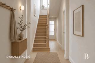 Locatie

Deze woning bevindt zich in het centrum van Schoten, in de onmiddellijke omgeving van de Paalstraat met haar uitgebreid aanbod aan winkels, supermarkten, bakkers en andere dagelijkse voorzieningen. Ook de Markt en het Gemeentehuis liggen op wandelafstand.

Scholen zoals het Sint-Cordula Instituut en andere onderwijsinstellingen bevinden zich in de directe omgeving, wat deze ligging extra aantrekkelijk maakt voor gezinnen.

Openbaar vervoer is vlot bereikbaar met regelmatige busverbindingen richting Antwerpen, Brasschaat en omliggende gemeenten. Daarnaast zorgen verschillende parken en groene zones in de buurt voor voldoende ontspanning in een centrale woonomgeving.

Indeling

U betreedt de woning via een ruime inkomhal met hoog plafond, wat onmiddellijk een aangenaam gevoel van ruimte creëert. Onder de trap is er toegang tot de kelder, ideaal als extra bergruimte.

De leefruimte is een open en lichtrijke ruimte die naadloos aansluit op de keuken, waardoor deze perfect geïntegreerd kan worden in het woongeheel. Op het gelijkvloers bevinden zich verder een apart toilet en een douchekamer.

Achteraan de woning is er een ruime werk- of bergruimte met rechtstreekse toegang tot de tuin. Deze ruimte kan eventueel worden afgebroken om de tuin aanzienlijk te vergroten, wat een interessante meerwaarde biedt.

Naast de woning bevindt zich een ruime garage met elektrische poort, een grote praktische troef voor veilig parkeren en extra opslagruimte.

Op de eerste verdieping zijn er drie slaapkamers. De doorloopkamer biedt bovendien de mogelijkheid om te worden omgevormd tot een badkamer, eventueel met directe toegang tot de slaapkamers.

Tot slot beschikt de woning over een ruime zolderverdieping die kan worden omgebouwd als extra slaapkamer of hobbyruimte.

Troeven

✔ Centrale ligging in Schoten
✔ Garage met elektrische poort
✔ Veel renovatie- en uitbreidingspotentieel
✔ Wekelijkse markt op wandelafstand

Technisch

Deze woning biedt een solide basis om er een echte parel van te maken. Dankzij de ruime vertrekken en flexibele indelingsmogelijkheden zijn er tal van opties om de woning naar eigen smaak te optimaliseren.

Zo kan de doorloopkamer op de eerste verdieping worden omgevormd tot een volwaardige badkamer met praktische indeling. Daarnaast biedt de zolderverdieping de mogelijkheid tot het creëren van een extra slaapkamer of multifunctionele ruimte.

De woning beschikt over een EPC-label F, waardoor de renovatieverplichting van toepassing is.