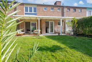 Cette maison rénovée avec jardin et 3 chambres à Anderlecht se situe dans un environnement résidentiel calme et agréable, à proximité d’Erasme,...
